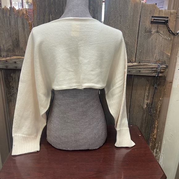 Cream colored long-sleeve crop top - Picture 6 of 7